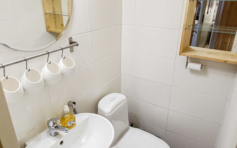 Saajola: Baño, Arreglo De Tubería, Asiento Del Baño, Baño, Lavabo, Diseño De Interiores, Piso, Grifo, Lavabo Del Baño, Plomería