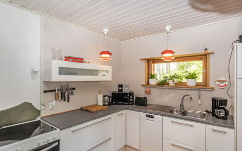 Mokko-Mökki: Cocina, Aparato De Cocina, Mostrador, Diseño De Interiores, Electrodoméstico, Madera, Techo, Piso, Gabinetes, Lámpara