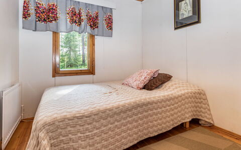 Mokko-Mökki: Cama, Habitación, Diseño De Interiores, Madera, Suelo, Piso, Sábana, Lecho, Mueble, Textil