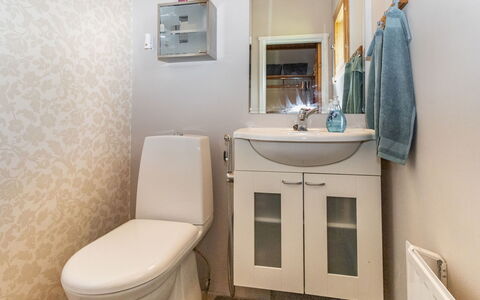 Mokko-Mökki: Asiento Del Baño, Baño, Lavabo Del Baño, Baño, Arreglo De Tubería, Lavabo, Piso, Suelo, Diseño De Interiores, Grifo