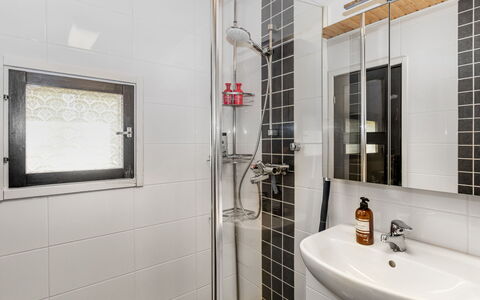 Mokko-Mökki: Arreglo De Tubería, Baño, Pared, Diseño De Interiores, Piso, Suelo, Lavabo, Baño, Techo, Plomería