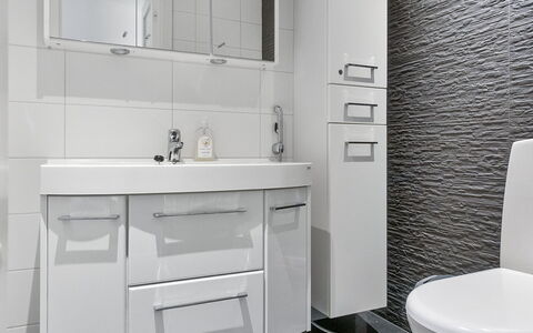 Mökki Tenolla: Mueble, Silla, Mueble Para Exteriores, Mesa, Madera, Mesa Al Aire Libre, Cocina Y Comedor Mesa, Sombra, Jardín, Paraguas