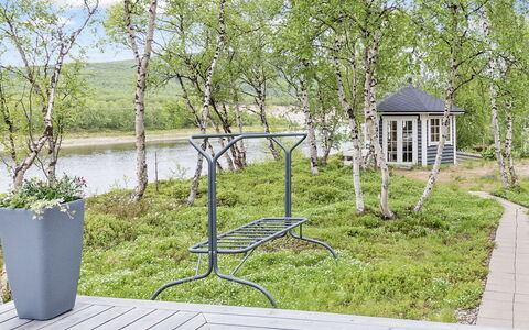 Mökki Tenolla: Mueble, Silla, Mueble Para Exteriores, Mesa, Madera, Mesa Al Aire Libre, Cocina Y Comedor Mesa, Sombra, Jardín, Paraguas