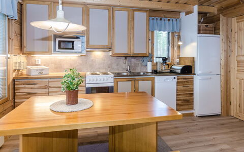 Kultahiekka: Mueble, Cocina, Diseño De Interiores, Piso, Mostrador, Madera, Techo, Suelo, Gabinetes, Lámpara