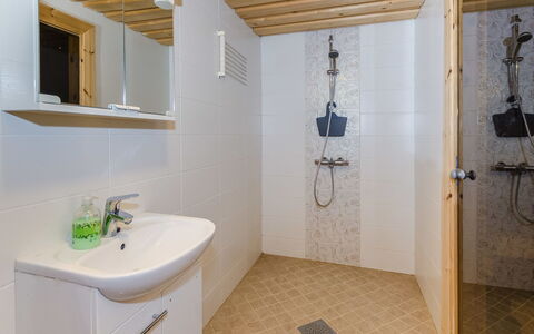Kultahiekka: Arreglo De Tubería, Baño, Piso, Suelo, Lavabo Del Baño, Madera, Diseño De Interiores, Lavabo, Grifo, Techo