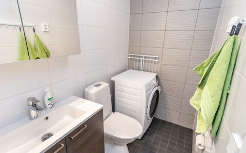 Lumpeenranta: Piso, Arreglo De Tubería, Suelo, Asiento Del Baño, Diseño De Interiores, Baño, Mueble De Baño, Lavabo, Lavadora, Baño