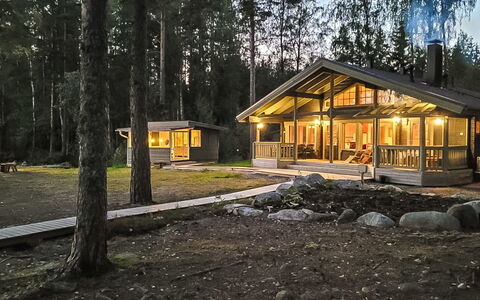 Purjeranta: Mueble, Diseño De Interiores, Piso, Suelo, Mesa, Techo, Cocina Y Comedor Mesa, Encendiendo, Silla, Casa