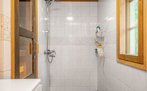 Utras: Mueble, Diseño De Interiores, Piso, Suelo, Mesa, Techo, Cocina Y Comedor Mesa, Encendiendo, Silla, Casa