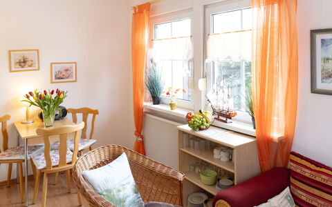 Henneberg: Mueble, Diseño De Interiores, Madera, Habitación, Amarillo, Encendiendo, Mesa, Textil, Piso, Casa