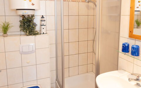 Henneberg: Lavabo Del Baño, Diseño De Interiores, Arreglo De Tubería, Baño, Piso, Lavabo, Suelo, Plomería, Habitación, Grifo