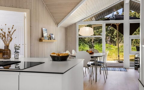 Ubbe - 800M from the Sea: Madera, Diseño De Interiores, Piso, Techo, Mueble, Cocina, Lámpara, Mostrador, Suelo, Cocina Y Comedor Mesa