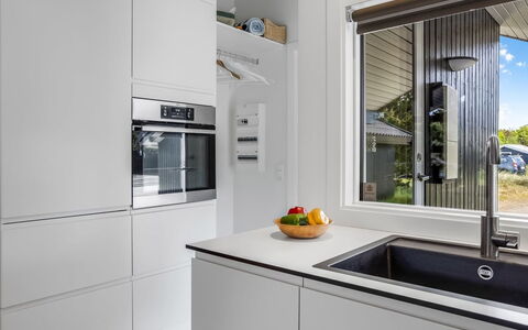 Ubbe - 800M from the Sea: Cocina, Mostrador, Diseño De Interiores, Aparato De Cocina, Gabinetes, Piso, Arreglo De Tubería, Electrodoméstico, Electrodoméstico, Casa
