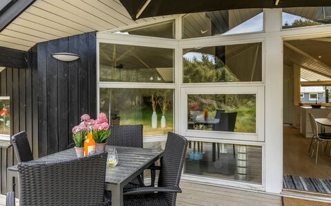 Ubbe - 800M from the Sea: Madera, Diseño De Interiores, Casa, Mueble, Techo, Puerta, Piso, Suelo, Porche, Madera Dura