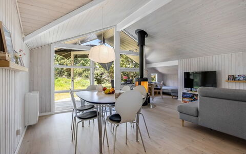 Ubbe - 800M from the Sea: Madera, Techo, Diseño De Interiores, Piso, Suelo, Mueble, Suelos De Madera, Casa, Cocina Y Comedor Mesa, Sala