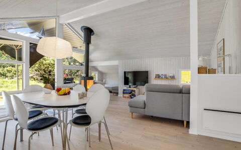 Ubbe - 800M from the Sea: Diseño De Interiores, Piso, Mueble, Suelo, Madera, Techo, Suelos De Madera, Lámpara, Sala, Sofá