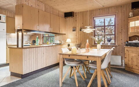 Niyazi - 770M from the Sea: Madera, Diseño De Interiores, Cocina, Techo, Mueble, Casa, Lámpara, Habitación, Cocina Y Comedor Mesa, Madera Dura