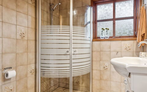 Niyazi - 770M from the Sea: Piso, Diseño De Interiores, Arreglo De Tubería, Suelo, Baño, Plomería, Habitación, Techo, Loseta, Ducha