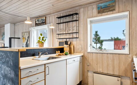 Eljene - 700M from the Sea: Madera, Cocina, Diseño De Interiores, Mostrador, Mueble, Aparato De Cocina, Gabinetes, Electrodoméstico, Manchas De Madera, Techo