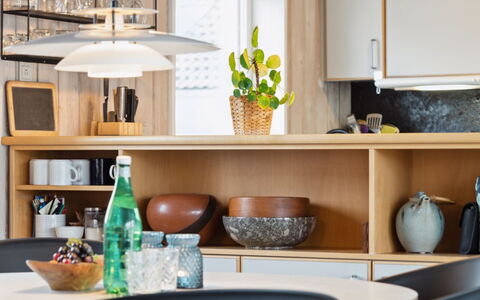 Eljene - 700M from the Sea: Mueble, Diseño De Interiores, Vajilla, Piso, Madera, Mostrador, Lámpara, Mesa, Cocina Y Comedor Mesa, Cocina