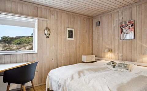 Eljene - 700M from the Sea: Habitación, Cama, Pared, Sábana, Madera, Diseño De Interiores, Techo, Suelo, Lecho, Piso