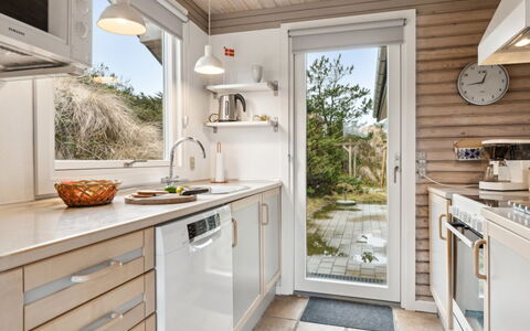 Selenia - 1Km from the Sea: Aparato De Cocina, Electrodoméstico, Cocina, Mostrador, Madera, Piso, Electrodoméstico, Diseño De Interiores, Mueble, Suelo