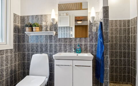 Selenia - 1Km from the Sea: Diseño De Interiores, Arreglo De Tubería, Piso, Asiento Del Baño, Suelo, Baño, Lavabo, Baño, Mueble De Baño, Loseta