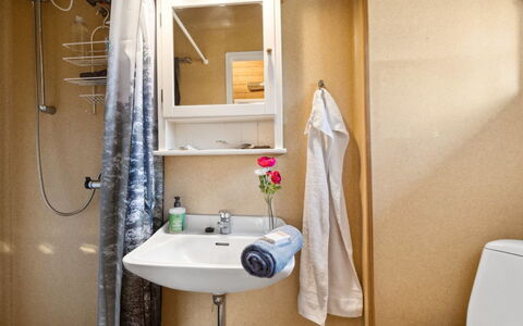 Bonde - 800M to the Fjord: Diseño De Interiores, Suelo, Piso, Arreglo De Tubería, Habitación, Baño, Lavabo Del Baño, Plomería, Lavabo, Espejo