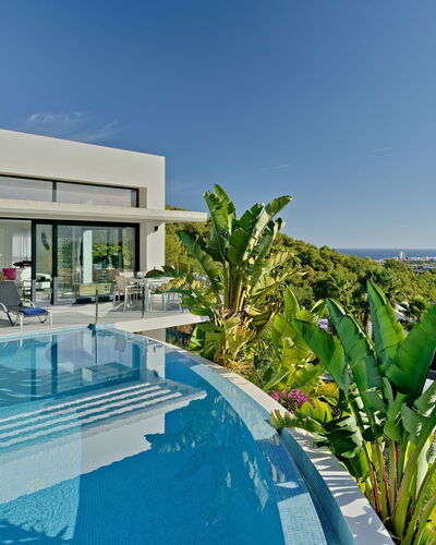 Villa Juno: Edificio, Nube, Mueble, Ventana, Cielo, Azur, Madera, Diseño De Interiores, Sombra
