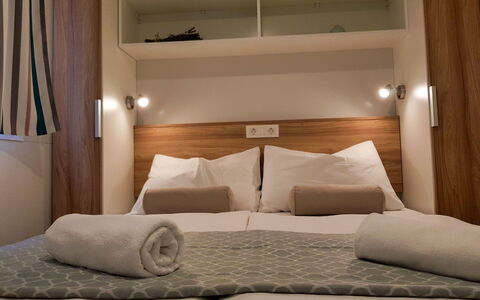Banko Camping: Edificio, Nube, Mueble, Ventana, Cielo, Azur, Madera, Diseño De Interiores, Sombra