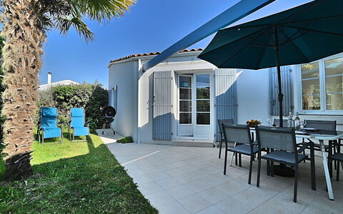 La Parie 1: Cielo, Tiempo De Día, Propiedad, Azur, Planta, Sombra, Mesa, Diseño De Interiores, Árbol, Barrio Residencial