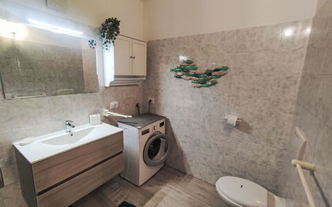 Welcome 2 Riva: Arreglo De Tubería, Grifo, Propiedad, Espejo, Edificio, Bañera, Lavabo, Lavabo Del Baño, Baño, Diseño De Interiores