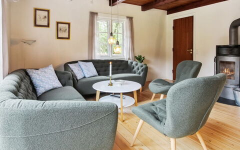 Hila: Mueble, Diseño De Interiores, Piso, Suelo, Madera, Sala, Sofá, Suelos De Madera, Mesa, Casa
