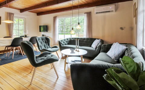 Hila: Mueble, Diseño De Interiores, Piso, Suelo, Madera, Sofá, Sala, Suelos De Madera, Mesa, Habitación