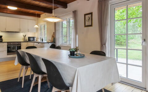 Hila: Mueble, Madera, Piso, Diseño De Interiores, Cocina Y Comedor Mesa, Comedor, Suelo, Casa, Suelos De Madera, Mesa