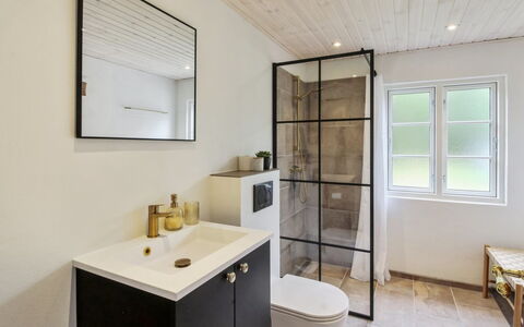 Hila: Piso, Diseño De Interiores, Suelo, Arreglo De Tubería, Baño, Plomería, Baño, Puerta, Habitación, Mueble De Baño