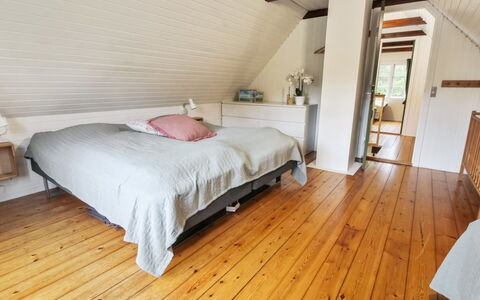 Hila: Piso, Suelo, Suelos De Madera, Diseño De Interiores, Mueble, Habitación, Madera, Cama, Techo, Suelo Laminado