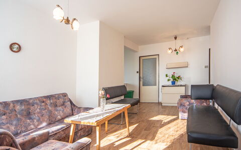 Filip: Mesa, Mueble, Propiedad, Sofá, Madera, Diseño De Interiores, Sofá Cama, Casa, Suelo, Piso