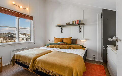 Monja - 50M from the Sea: Diseño De Interiores, Cama, Habitación, Mueble, Techo, Madera, Piso, Suelo, Sábana, Lecho