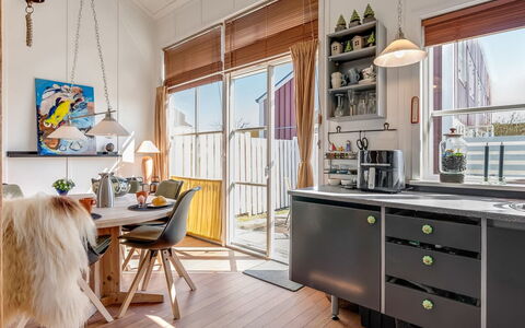 Monja - 50M from the Sea: Mueble, Diseño De Interiores, Madera, Piso, Cocina, Techo, Suelo, Encendiendo, Gabinetes, Silla