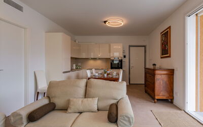 Luna 165.3: Propiedad, Sofá, Madera, Encendiendo, Diseño De Interiores, Suelo, Sala, Piso, Comodidad, Marco