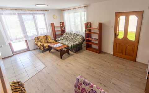 Smrž: Piso, Madera, Suelo, Diseño De Interiores, Mueble, Habitación, Suelos De Madera, Sala, Sofá, Manchas De Madera