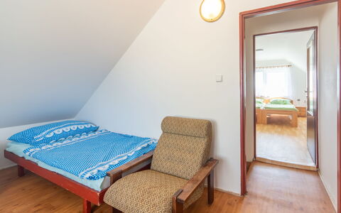 Smrž: Madera, Habitación, Suelo, Casa, Piso, Cama, Sábana, Mueble, Marco De La Cama, Lecho