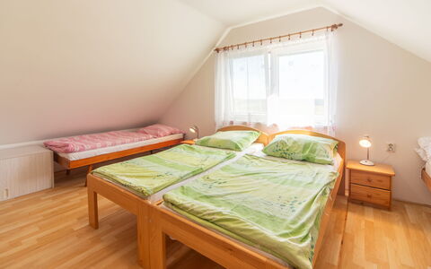 Smrž: Habitación, Madera, Cama, Sábana, Lecho, Suelo, Piso, Marco De La Cama, Casa, Linos