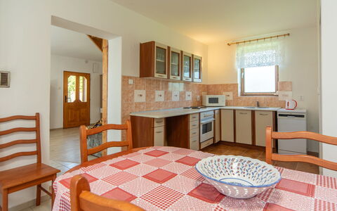 Smrž: Piso, Techo, Manchas De Madera, Cocina Y Comedor Mesa, Silla, Madera Dura, Comedor, Casa De Campo, Planta De Casa