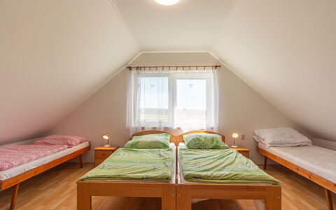 Smrž: Piso, Suelo, Madera, Habitación, Diseño De Interiores, Cama, Sábana, Techo, Lecho, Habitación