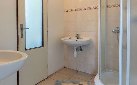 Smrž: Piso, Suelo, Arreglo De Tubería, Diseño De Interiores, Techo, Baño, Habitación, Plomería, Baño, Lavabo Del Baño