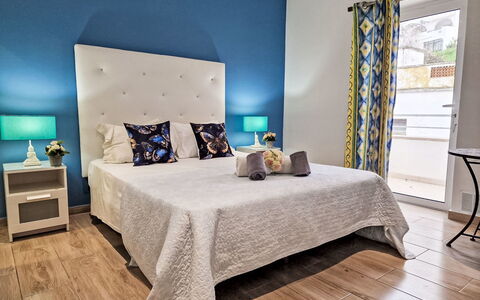 Cristal Vip Properties: Mueble, Azul, Diseño De Interiores, Piso, Suelo, Cama, Habitación, Madera, Habitación, Sábana
