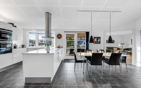 Elsi - 1.3Km from the Sea: Piso, Diseño De Interiores, Techo, Suelo, Cocina, Mueble, Mostrador, Lámpara, Silla, Loseta