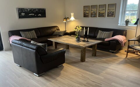 Elsi - 1.3Km from the Sea: Mueble, Piso, Sofá, Suelos De Madera, Suelo, Madera, Diseño De Interiores, Sala, Suelo Laminado