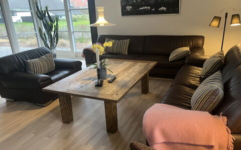 Elsi - 1.3Km from the Sea: Mueble, Piso, Sofá, Diseño De Interiores, Suelo, Suelos De Madera, Madera, Sala, Mesa, Habitación